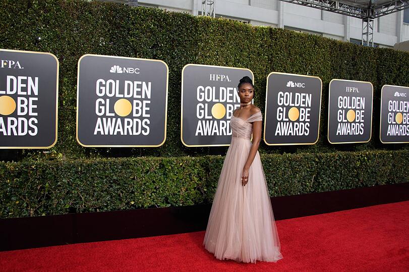Top: Kiki Layne erscheint geradezu prinzessinnenhaft in ihrem rosa Traum aus Tüll. Die durchsichtigen Details machen den Look von Dior absolut modisch.