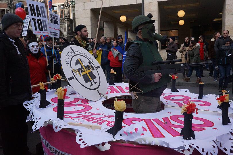 Rund 2500 Demonstranten protestieren gegen die Münchner Sicherheitskonferenz.