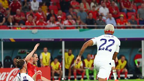 Gareth Bale (M) von Wales wird von US-Spieler Walker Zimmerman (l) im Strafraum gefoult und bekommt einen Elfmeter zugesprochen.