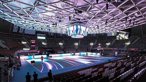 Futuristisch: Beim Testlauf vor einem Jahr begeistert der LED-Videoboden Fans wie Spieler. Nun installiert der FC Bayern Basketball mit einem Partner den Untergrund fest im BMW Park.