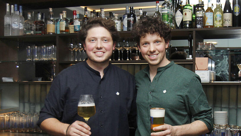 Fabian Langguth (l.) hat mit seinem Bruder Sebastian die Talstation in der Hochbrückenstraße eröffnet – eigentlich ist er ausgebildeter Bariton-Sänger.