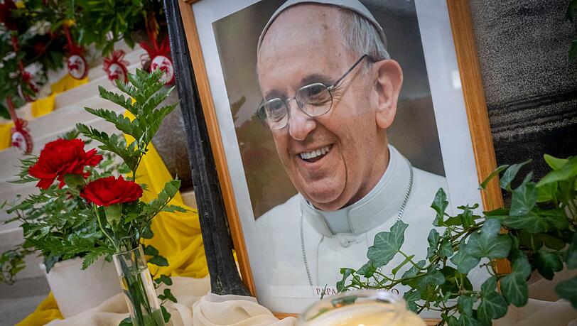 In vielen Kirchen sind Gedenkorte für den Papst eingerichtet.