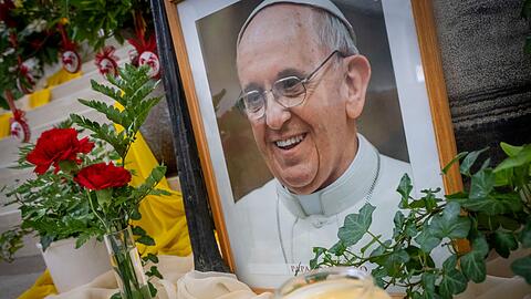 In vielen Kirchen sind Gedenkorte für den Papst eingerichtet.