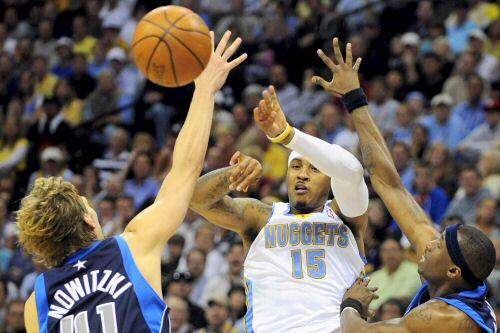 Auch von Dirk Nowitzki nicht zu stoppen: Carmelo Anthony.