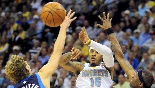 Auch von Dirk Nowitzki nicht zu stoppen: Carmelo Anthony. Auch von Dirk Nowitzki nicht zu stoppen: Carmelo Anthony.