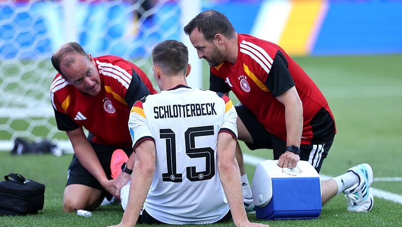Nico Schlotterbeck hat sich im WM-Spiel gegen die Elfenbeinküste am Knöchel verletzt. Jetzt ist klar: es ist das Aus bei den WM für den Nationalspieler. Nico Schlotterbeck hat sich im WM-Spiel gegen die Elfenbeinküste am Knöchel verletzt. Jetzt ist klar: es ist das Aus bei den WM für den Nationalspieler.