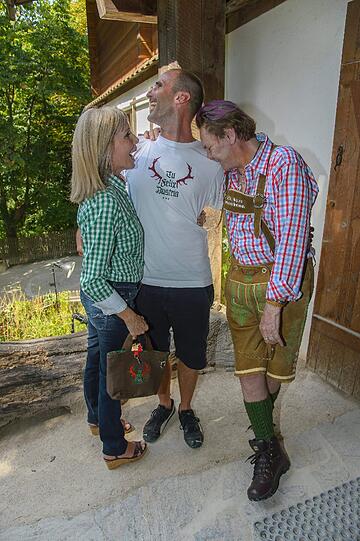 Rangelei im Heu, ein satter Griff in den Hosenlatz und dann doch noch ein Busserl: Beim Fotoshooting für das Trachtenlabel "Tu Felix Austria" hat Helmut Berger wieder fur Furore gesorgt. Die Bilder vom Tirolerhof des Tiergartens in Schönbrunn