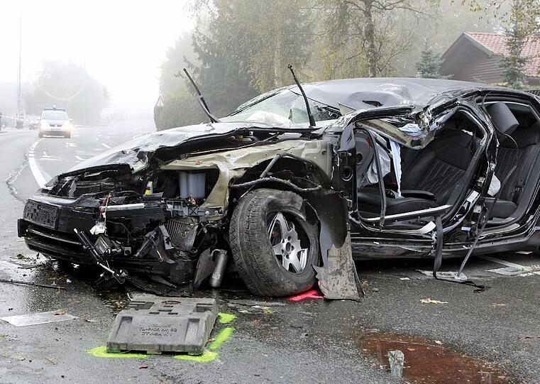 Haider krachte bei Nebel mit stark überhöhter Geschwindigkeit in einer 70 km/h-Zone unter anderem gegen einen Betonpfeiler. Die Auswertung des Steuergerätes seines Dienstwagens ergab eine zuletzt gemessene Geschwindigkeit von 142 km/h.