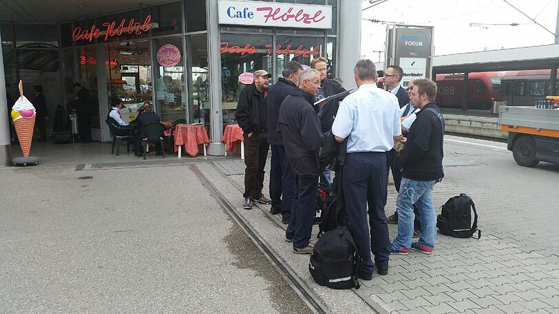 Die Lokführer versammeln sich am Holzkirchner Bahnhof.