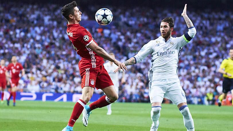 Robert Lewandowski vs. Sergio Ramos: Keiner weiß besser, wie ein Fußballer Sergio Ramos bezwingt als Bayerns Lewandowski. Im April 2013 demütigt er den spanischen Innenverteidiger-Hünen mit vier Toren beim 4:1 von Borussia Dortmund gegen die damals wenig Königlichen. Ramos ist damals Real-Kapitän, Gegenspieler von Lewandowski - und wird sicher nervös beim reinen Anblick des Polen. Enstand - 3:2 nach Schlüsselduellen für die Bayern.