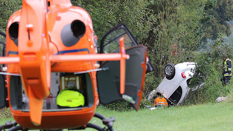 Die Frau wurde in ihrem Fahrzeug eingeklemmt und musste von der Feuerwehr aus dem Auto befreit werden, ihr Sohn auf dem Beifahrersitz konnte den Wagen selbstständig verlassen.