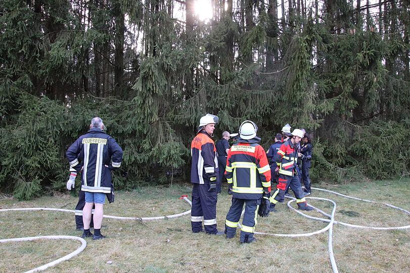 Das abgestürzte Kleinflugzeug ist im Anschluss völlig ausgebrannt.