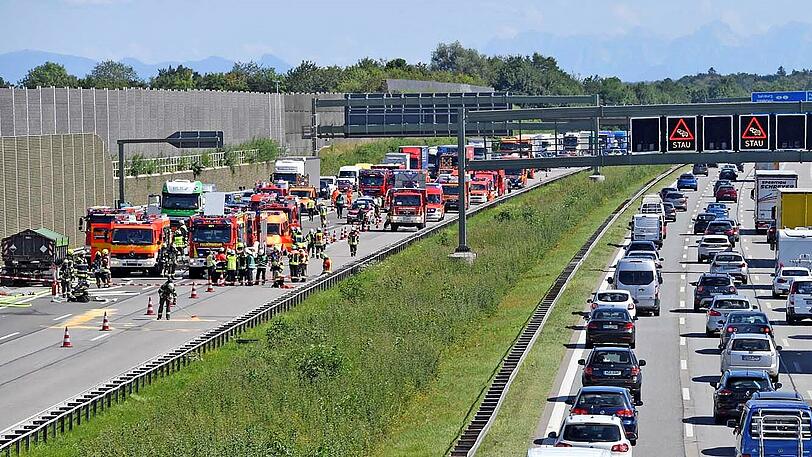 Ein Gefahrgut-Lkw ist in Brand geraten. Auf der A99 kommt es zu einem großen Stau.