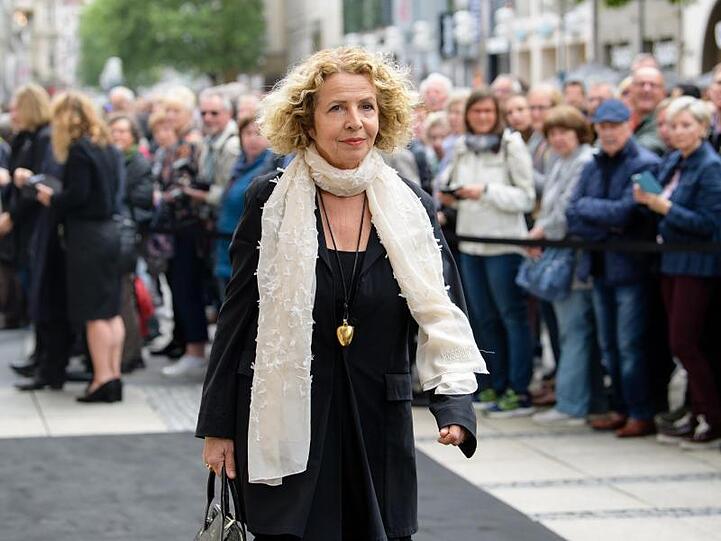 Die Schauspielerin Michaela May auf dem Weg zur Trauerfeier für Hannelore Elsner.