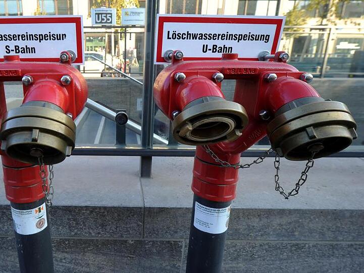 Hydranten stehen am Eingangsbereich eines U-Bahnhofes. Foto: picture alliance / dpa / Archivbild / Symbolbild