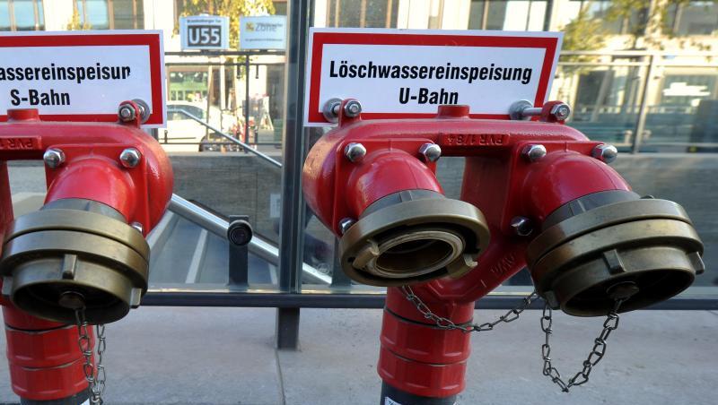 Hydranten stehen am Eingangsbereich eines U-Bahnhofes. Foto: picture alliance / dpa / Archivbild / Symbolbild Hydranten stehen am Eingangsbereich eines U-Bahnhofes. Foto: picture alliance / dpa / Archivbild / Symbolbild