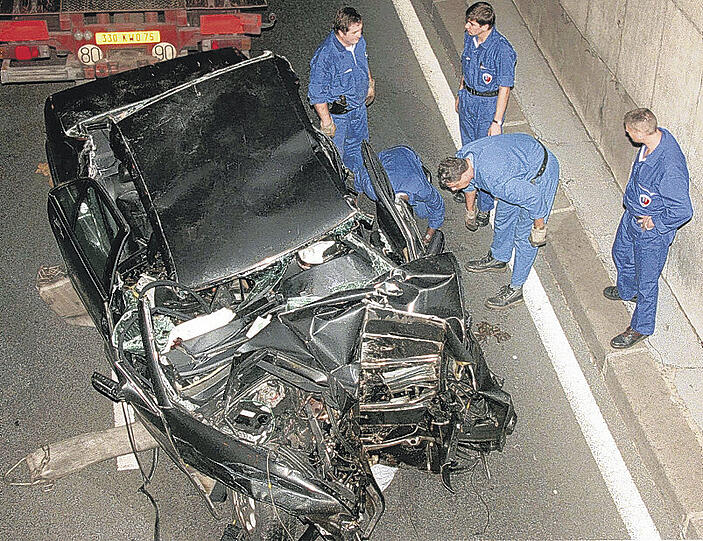 Das Wrack im Tunnel: Der zerstörte Wagen von Diana und Dodi wird abtransportiert. Fotos: AP/dpa