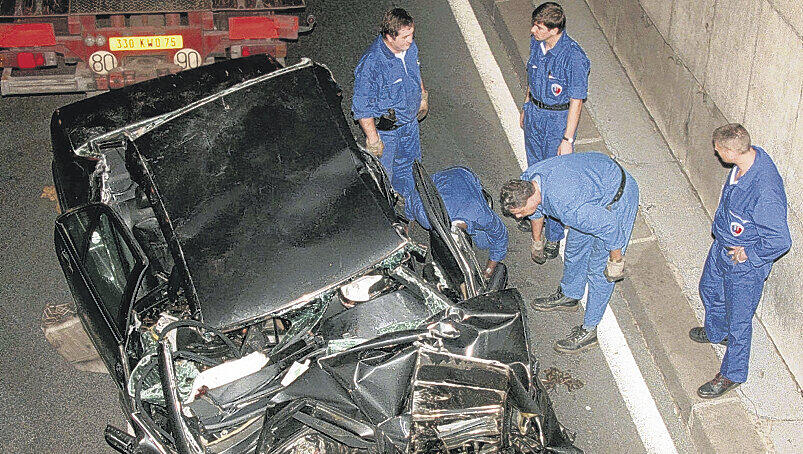 Das Wrack im Tunnel: Der zerstörte Wagen von Diana und Dodi wird abtransportiert. Fotos: AP/dpa Das Wrack im Tunnel: Der zerstörte Wagen von Diana und Dodi wird abtransportiert. Fotos: AP/dpa