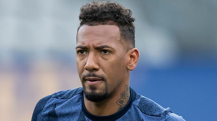 Jerome Boateng schaut in die Runde.