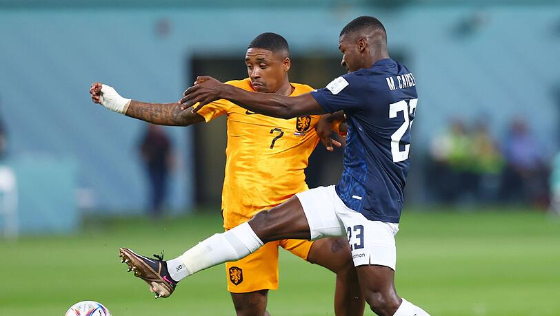 Steven Bergwijn (l) und seine Niederländer kamen nicht über ein 1:1 gegen Ecuador hinaus.