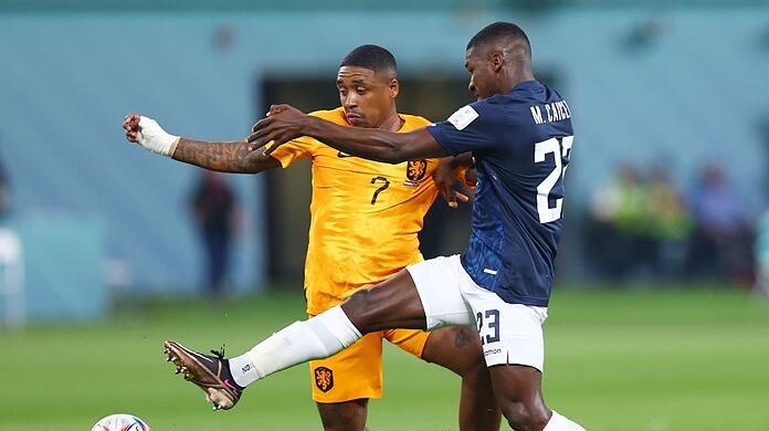 Steven Bergwijn (l) und seine Niederländer kamen nicht über ein 1:1 gegen Ecuador hinaus.