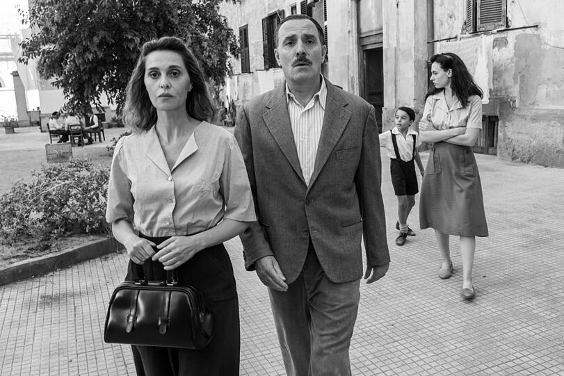 Rom 1946: Nach außen ein klassisches Paar mit sauberer Fassade, aber intern ist es für Delia (Paola Cortellesi) eine Ehehölle mit ihrem Mann (Valerio Mastandrea). Dahinter die Tochter und ein Sohn.