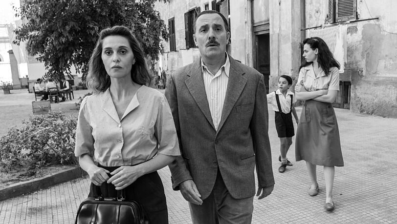 Rom 1946: Nach außen ein klassisches Paar mit sauberer Fassade, aber intern ist es für Delia (Paola Cortellesi) eine Ehehölle mit ihrem Mann (Valerio Mastandrea). Dahinter die Tochter und ein Sohn. Rom 1946: Nach außen ein klassisches Paar mit sauberer Fassade, aber intern ist es für Delia (Paola Cortellesi) eine Ehehölle mit ihrem Mann (Valerio Mastandrea). Dahinter die Tochter und ein Sohn.