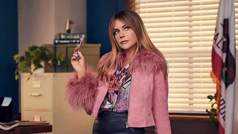 "Entzückend!", wie Lolli-Liebhaber Kojak sagen würde: "High Potential"-Darstellerin Kaitlin Olson als Putzfrau und Meisterdetektivin in Personalunion.