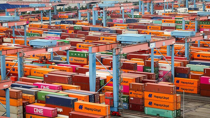 Container vor der Verladung im Hamburger Hafen. Die deutsche Industrie hofft auf Entspannung im Zollkonflikt mit den USA. (Archivbild)