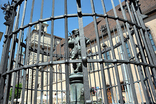 Der Gänsemännchen-Brunnen am Rathaus gehört zu den Umweltsündern. Das Trinkwasser kommt aus der Leitung und rauscht dann ungenutzt in die Kanalisation.