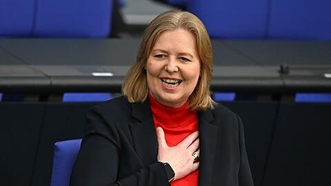Arbeitsministerin B&auml;rbel Bas - hier im Bundestag - freut sich &uuml;ber die Rentenerh&ouml;hung.