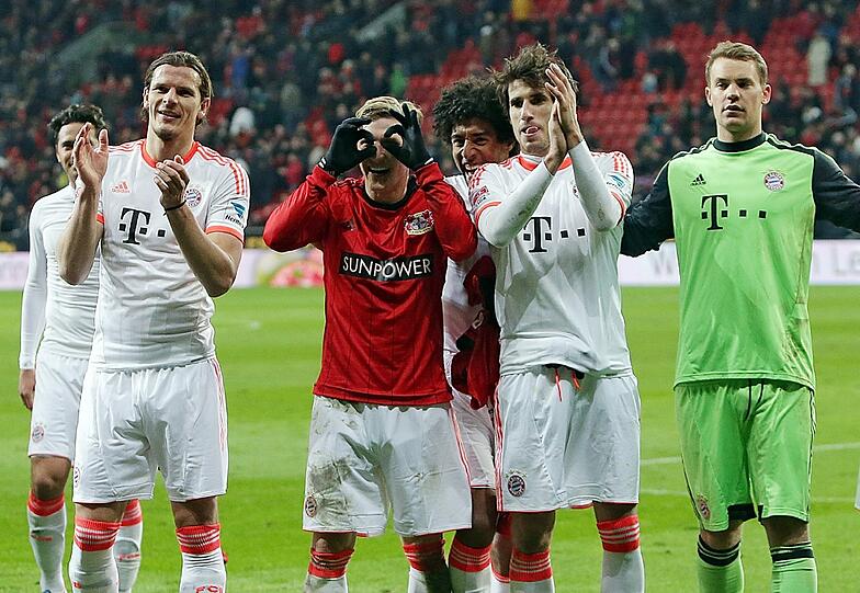 &bdquo;Fernglas gefällig?&ldquo; &ndash; Schweinsteiger (im getauschten, roten Leverkusen&ndash;Trikot) feiert mit Pizarro, Van Buyten, Dante, Martínez und Neuer (v.l.) in Leverkusen.