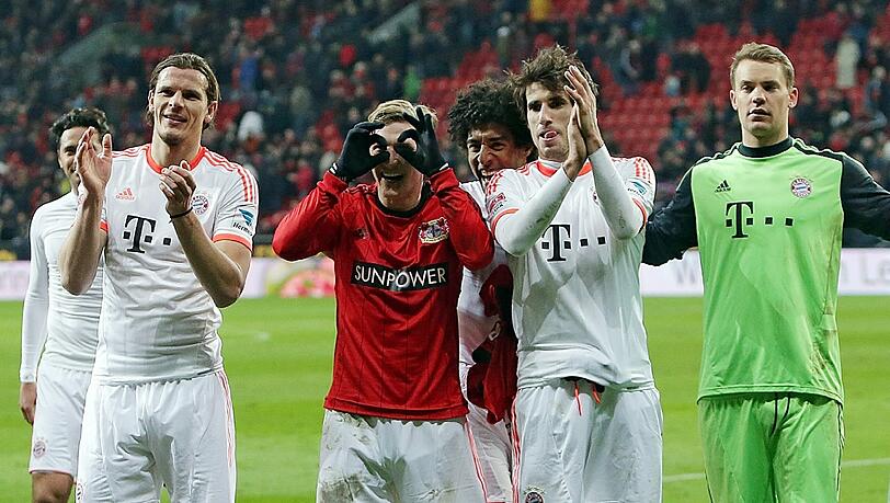 „Fernglas gefällig?“ – Schweinsteiger (im getauschten, roten Leverkusen–Trikot) feiert mit Pizarro, Van Buyten, Dante, Martínez und Neuer (v.l.) in Leverkusen. „Fernglas gefällig?“ – Schweinsteiger (im getauschten, roten Leverkusen–Trikot) feiert mit Pizarro, Van Buyten, Dante, Martínez und Neuer (v.l.) in Leverkusen.