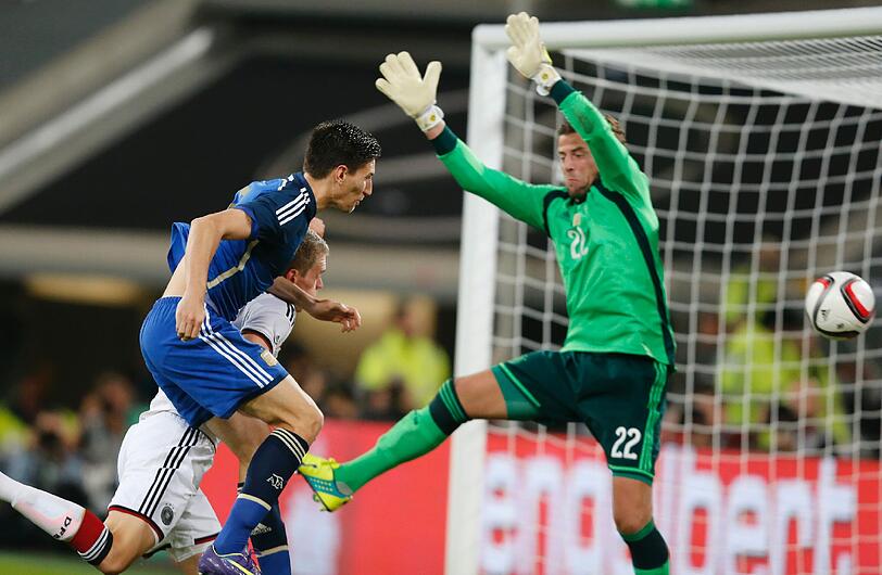 ROMAN WEIDENFELLER - NOTE 4 - Löste nach der Halbzeit Neuer im Tor ab. Der Dortmunder hatte drei Vereinskollegen vor sich und musste nach nicht mal zwei Minuten auf dem Platz gleich das 0:3 hinnehmen. Ein ungemütlicher vierter DFB-Einsatz, ihn traf jedoch keine Schuld an den Treffern.