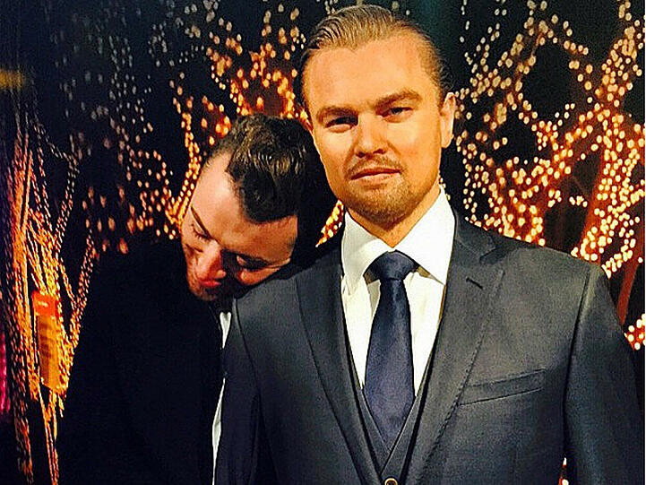 Sam Smith mit der Wachsfigur von Leonardo DiCaprio