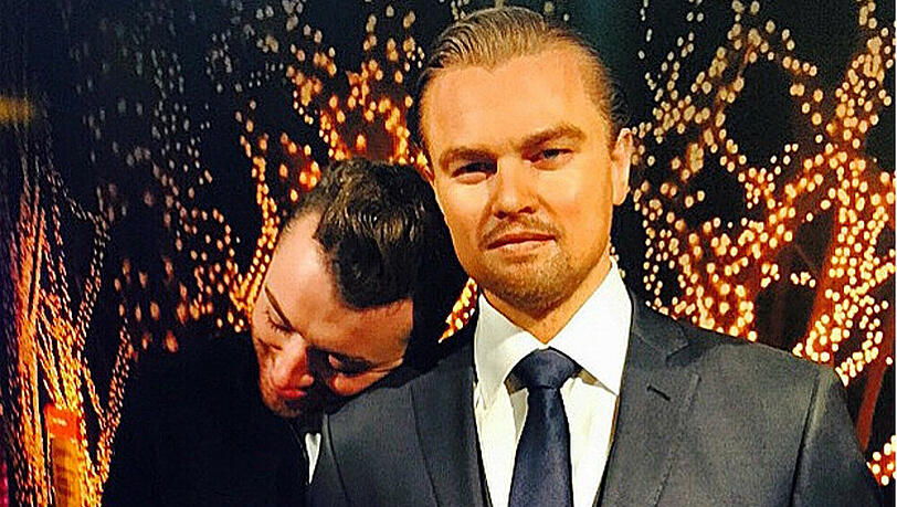 Sam Smith mit der Wachsfigur von Leonardo DiCaprio Sam Smith mit der Wachsfigur von Leonardo DiCaprio