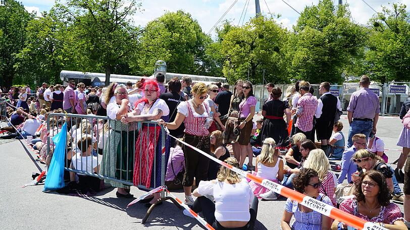 Die Gabalier-Fans sind schon Stunden vor dem Einlaß im Olympiapark - und unschwer zu erkennen.