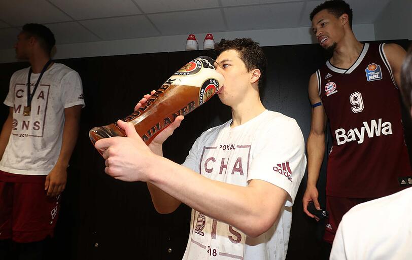 Die Basketballer des FC Bayern feiern ihren ersten Pokalsieg seit einem halben Jahrhundert! Die besten Bilder der feucht-fröhlichen Party...