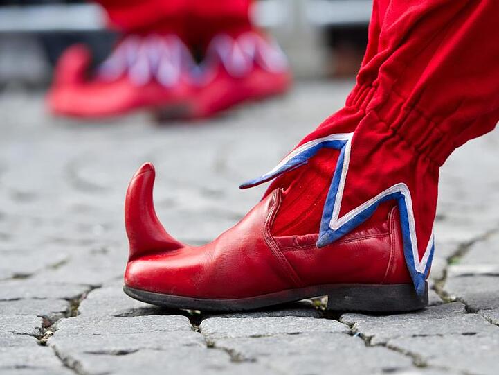Der Schuh eines Narren. Foto: picture alliance / dpa/Archivbild