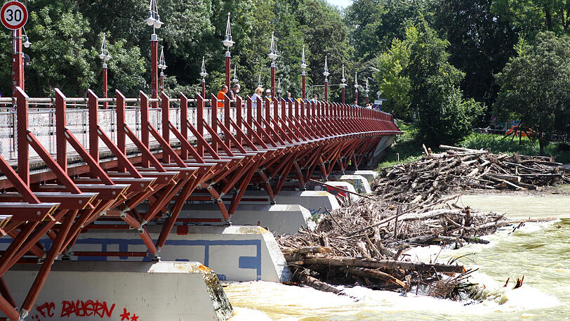 An und in der Isar liegt nach den Regenfälle jede Menge Treibholz.