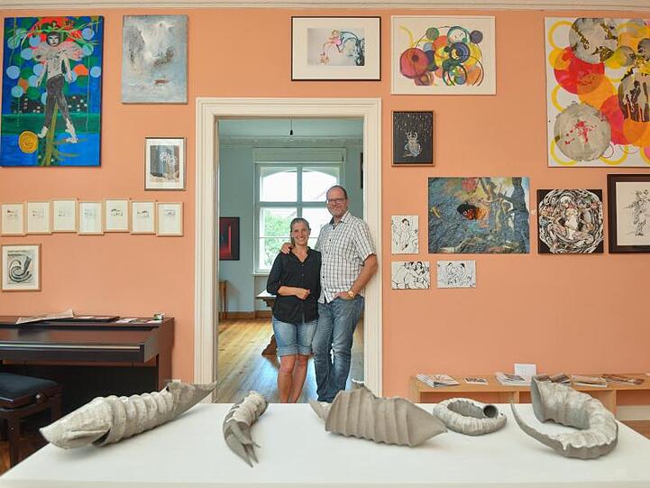 Anne und Steffen Blunk stehen in einem Ausstellungsraum der "Villa Blunk". Foto: Patrick Pleul/dpa-Zentralbild/dpa/Archivbild