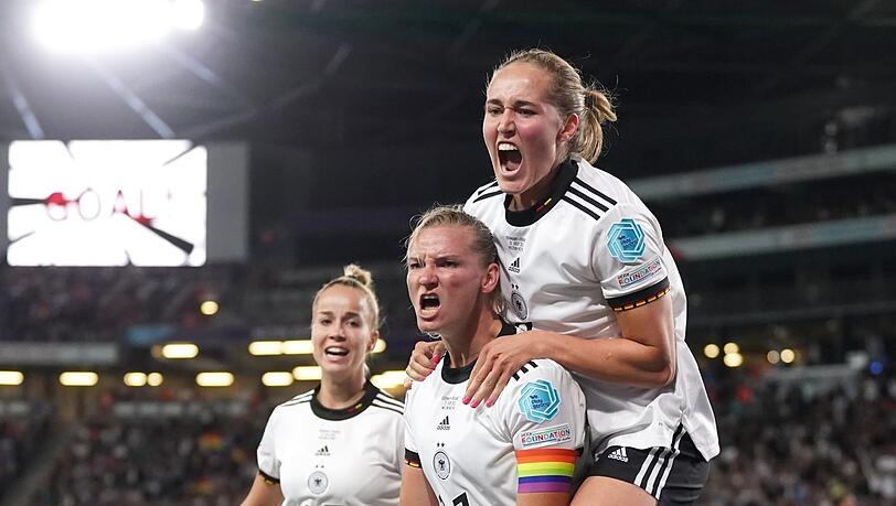 Kapitänin, Torjägerin, Matchwinnerin - und emotionale Anführerin: Doppeltorschützin Alexandra Popp - hier mit Giulia Gwinn (l.) und Sydney Lohmann (oben) - beim 2:1-Sieg im EM-Halbfinale gegen Frankreich.