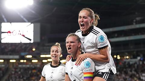 Kapitänin, Torjägerin, Matchwinnerin - und emotionale Anführerin: Doppeltorschützin Alexandra Popp - hier mit Giulia Gwinn (l.) und Sydney Lohmann (oben) - beim 2:1-Sieg im EM-Halbfinale gegen Frankreich.