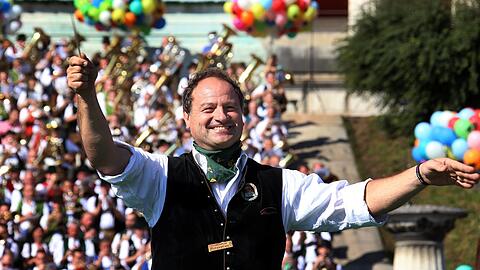 Pfarrer Rainer Schießler ist 2016 beim Wiesnkonzert erstmals als Dirigent im Einsatz.