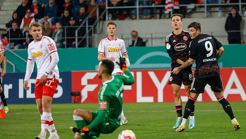 Dem Regensburger Torhüter Dejan Stojanovic (M) gleitet der Ball durch die Beine zum 0:3. Dem Regensburger Torhüter Dejan Stojanovic (M) gleitet der Ball durch die Beine zum 0:3.