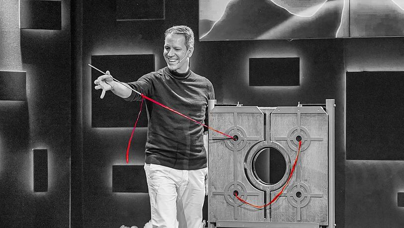 Da strickt der Meister was zusammen: Alexander Krist. Da strickt der Meister was zusammen: Alexander Krist.