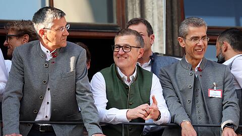 Herbert Hainer (l-r), Präsident vom FC Bayern München, Jan-Christian Dreesen, neuer Vorstandsvorsitzender, und Michael Diederich, zukünftiger stellvertretender Vorstandsvorsitzender: