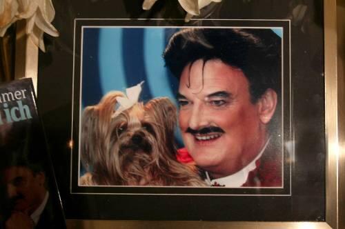 Erinnerung an den Modezar: In der &bdquo;Hundskugel&ldquo;, dem ältesten Lokal Münchens, steht ein Foto von Rudolph Moshammer mit seiner Daisy. Doch die Wirtin wird selten nach ihm gefragt.