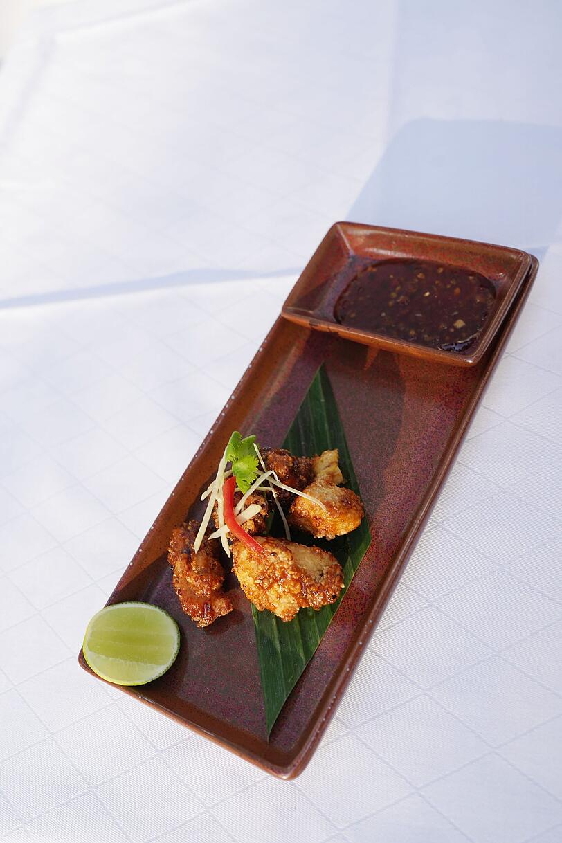 Zweiter Gang: Karaage Chicken – Maishähnchen, Buttermilch, Miso. Zweiter Gang: Karaage Chicken – Maishähnchen, Buttermilch, Miso.