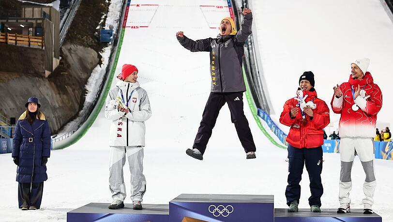 Philipp Raimund (M) jubelte ausgelassen, will sich beim Feiern aber erst einmal zur&uuml;ckhalten.